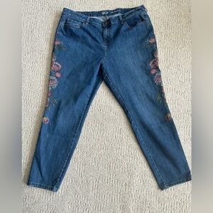 ADORABLE Women’s Style & Co Curvy Skinny Leg floral embroidered jeans! Size 18